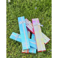 Geschenkverpackung, changierend, in Hellblau und Pink