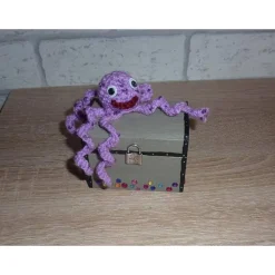 Geschenkverpackung Holz-Schatztruhe mit gehäkelter Krake