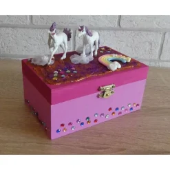 Geschenkverpackung Holztruhe mit Einhörnern, Regenbogen, Blumen und Strasssteinen
