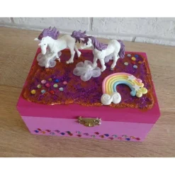 Geschenkverpackung Holztruhe mit Einhörnern, Regenbogen, Blumen und Strasssteinen