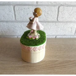 Geschenkverpackung Holztruhe Mädchen mit Rose
