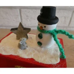 Geschenkverpackung Holztruhe mit Schneemann, Maus und Sternen