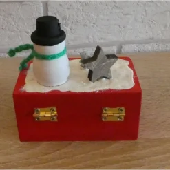 Geschenkverpackung Holztruhe mit Schneemann, Maus und Sternen