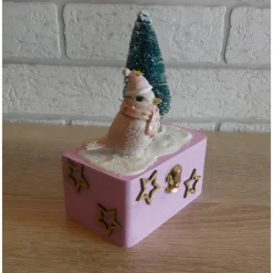 Geschenkverpackung Holztruhe mit Vogel mit Schal und Mütze und Tannenbaum
