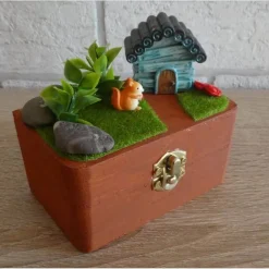 Geschenkverpackung Holztruhe - Hütte mit Garten und Eichhörnchen
