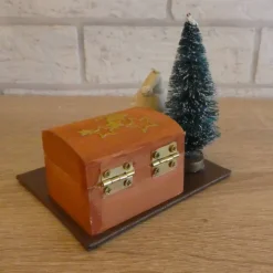 Geschenkverpackung Holztruhe mit Weihnachtsmann und Tannenbaum