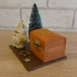 Geschenkverpackung Holztruhe mit Weihnachtsmann und Tannenbaum
