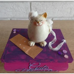 Geschenkverpackung Holztruhe "Gute Besserung" dekoriert mit Katze, Verbandszeug und Pflaster