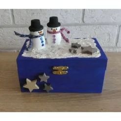 Geschenkverpackung Holztruhe mit Schneemännern und Holzsternen