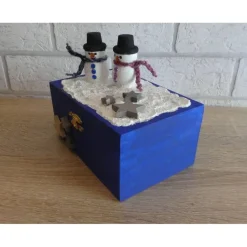 Geschenkverpackung Holztruhe mit Schneemännern und Holzsternen