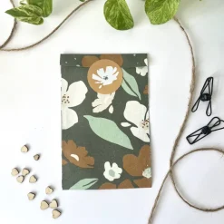Geschenkverpackung Set FLOWERS Geschenkpapier Aufkleber Anhänger und Tüten aus Graspapier mit Blumendesign