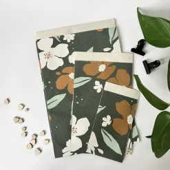 Geschenkverpackung Set FLOWERS Geschenkpapier Aufkleber Anhänger und Tüten aus Graspapier mit Blumendesign
