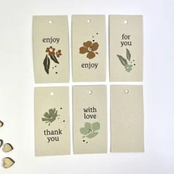 Geschenkverpackung Set FLOWERS Geschenkpapier Aufkleber Anhänger und Tüten aus Graspapier mit Blumendesign