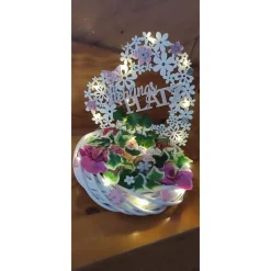 Gesteck in weißem Weidenkranz Lieblingsplatz m.beleuchtung 30x30cm