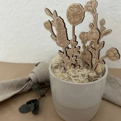 Gesteck "Lieblingsmensch" aus Holzblumen und Tasse, Skandi, Geschenkidee