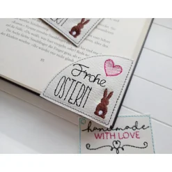 Gesticktes Lesezeichen Ostern Hase – Frohe Ostern auf weißem Kunstleder – Geschenk für Bücherfreunde