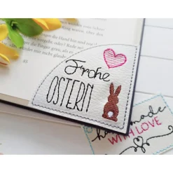 Gesticktes Lesezeichen Ostern Hase – Frohe Ostern auf weißem Kunstleder – Geschenk für Bücherfreunde