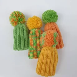 Gestrickte kleine Bommelmützen als Eierwärmer  Set aus 4 Stück  Gelb Grün Orange Frühling Ostern