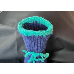 Gestrickte Socke als Verpackung für Flaschen