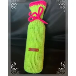 Gestrickte Socke als Verpackung für Flaschen