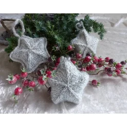 Gestrickte Sterne in Grau - Als Tischdeko zur Weihnachtszeit