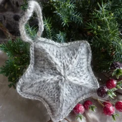 Gestrickte Sterne in Grau - Als Tischdeko zur Weihnachtszeit