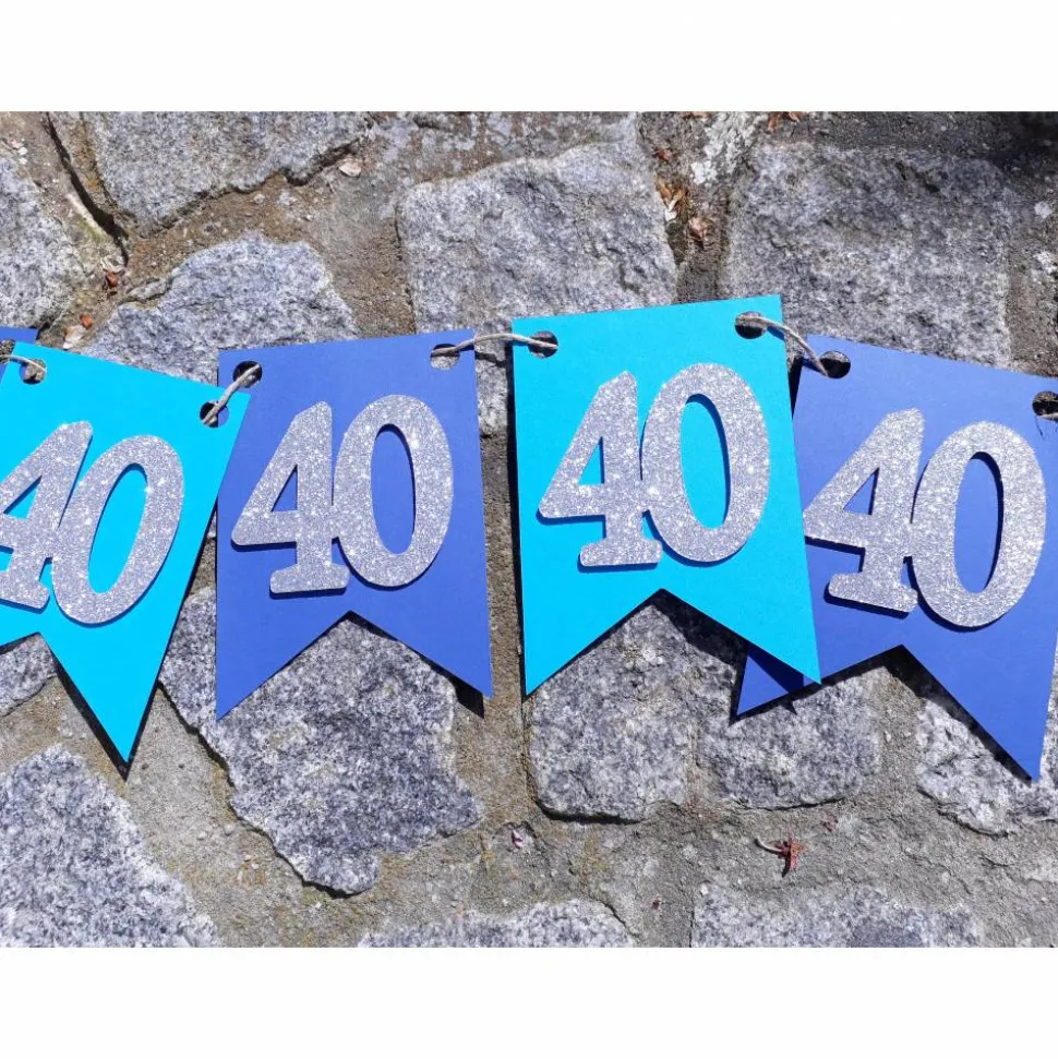 Girlande zum 40. Geburtstag in blau und dunkelblau mit silbernen Zahlen. Glitzer. Wimpel. Wimpelkette. Happy Birthday. Dekoration aus Papier.