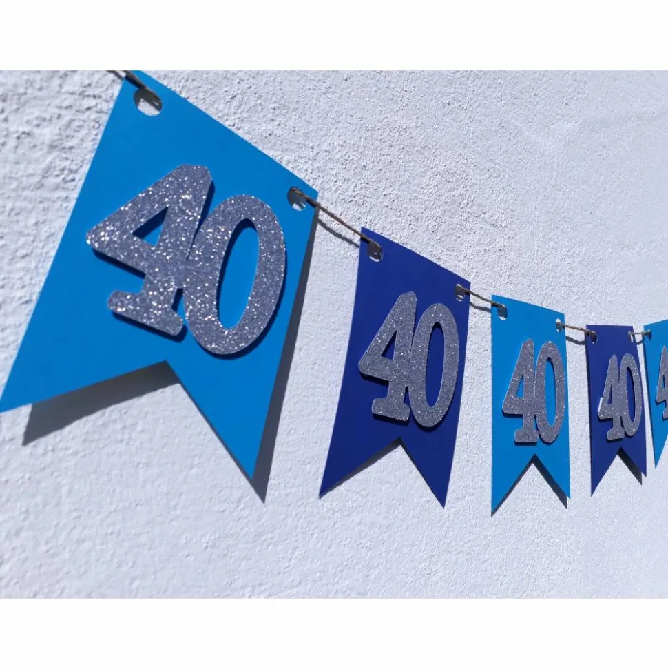 Girlande zum 40. Geburtstag in blau und dunkelblau mit silbernen Zahlen. Glitzer. Wimpel. Wimpelkette. Happy Birthday. Dekoration aus Papier.