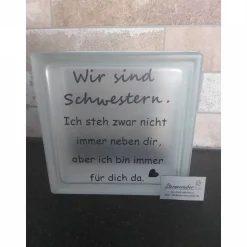 Glasbaustein "Wir sind Schwestern"