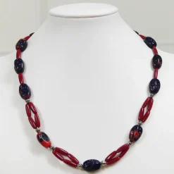 Glasperlenkette in warmen burgunder-blauen Tönen - Ausblick in den Herbst