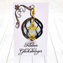 Glücksbringer Feenlicht – Goldfarbene nachtleuchtende Mini-Laterne mit Schmuckkärtchen