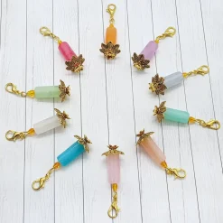 Glücksbringer Frühlingslicht Kerze goldfarben/pink – Handgemachter Kerzen-Anhänger mit Karabiner