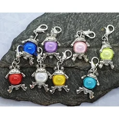 Glücksbringer Glücksfrosch hellgrün – handgemachter Anhänger mit Karabiner