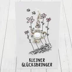 Glücksbringer Kanne silberfarben/weiß – Charmanter Anhänger für Tee- & Kaffeeliebhaber