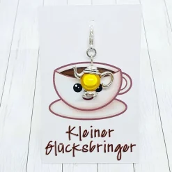 Glücksbringer Kanne silberfarben/gelb – Charm für Heißgetränkeliebhaber & Geschenk