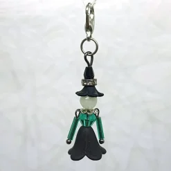 Glücksbringer kleine Hexe grün – handgemachter Anhänger mit nachleuchtendem Kopf