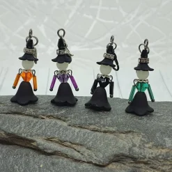 Glücksbringer kleine Hexe orange – handgefertigter Anhänger mit leuchtendem Köpfchen