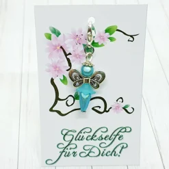 Glücksbringer Schmetterlingselfe silberfarben/türkis – Zauberhafter Elfen-Anhänger mit 3D-Perlen