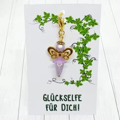 Glücksbringer Schmetterlingselfe goldfarben / flieder – Zauberhafter Anhänger mit Schmuckkärtchen