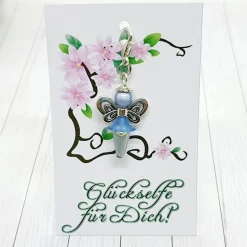 Glücksbringer Schmetterlingselfe silberfarben/hellblau – Zauberhafter Anhänger mit 3D-Perlen