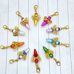 Glücksbringer Schmetterlingselfe goldfarben / pink – Zauberhafter Anhänger als Geschenk