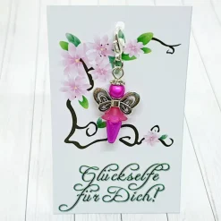 Glücksbringer Schmetterlingselfe silberfarben/pink – Zauberhafter Anhänger mit Karabiner