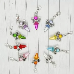 Glücksbringer Schmetterlingselfe silberfarben/rot – handgefertigter Anhänger mit Karabiner