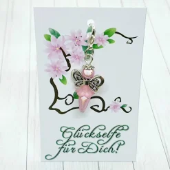 Glücksbringer Schmetterlingselfe silberfarben / rosa – Zauberhafter Elfen-Anhänger mit 3D-Perlen