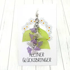 Glücksbringer Taschenbaumler „Zarte Blumen“ lila – Verspielter Anhänger mit Acrylblüten & Wunschkärtchen