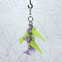 Glücksbringer Taschenbaumler „Zarte Blumen“ lila – Verspielter Anhänger mit Acrylblüten & Wunschkärtchen