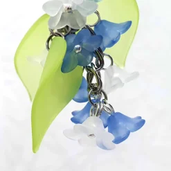 Glücksbringer Taschenbaumler „Zarte Blumen“ blau – Verspielter Anhänger mit Acrylblüten