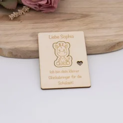 Glücksbringer zum Schulstart aus Holz – personalisiertes Geschenk zur Einschulung