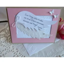 Glückwunschkarte, Geburtskarte, Grußkarte zur Geburt/Taufe für ein Mädchen mit Flügeln und einem aufgestempeltem Spruch