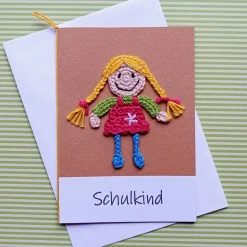 Glückwunschkarte Geldgeschenk Schulanfang mit gehäkeltem Schulkind mit Wunschtext